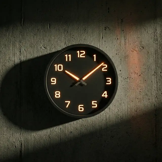 Reloj de pared con n&uacute;meros brillantes y manecillas que muestran la hora 10:10 con sombra en la pared texturizada.